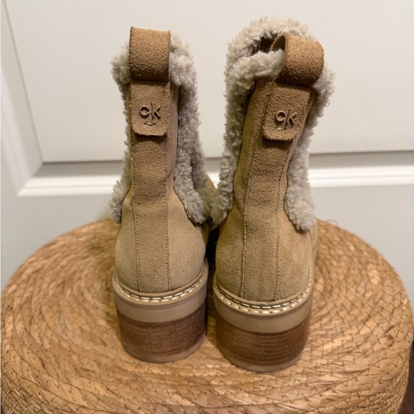 Calvin Klein Tan Suede Sherpa Chelsea Boots Chunky Sole Size 7 - Picture 2 of 4